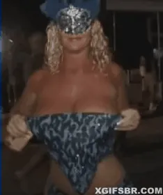 Milf Mostrando Peitos Grandes 02