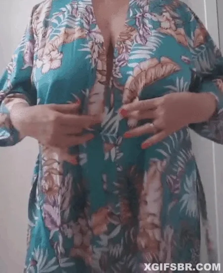 Milf Mostrando Peitos Grandes 03