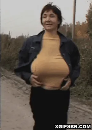 Milf Mostrando Peitos Grandes 15